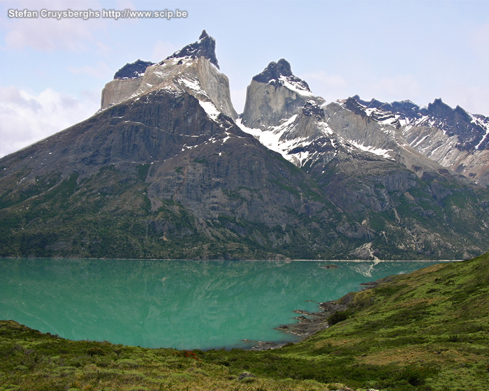 Torres del Paine - Lago Nordenskjold en Cuernos Lago Nordenskjold met op de achtergrond de reusachtige Cuernos del Paine. Stefan Cruysberghs
